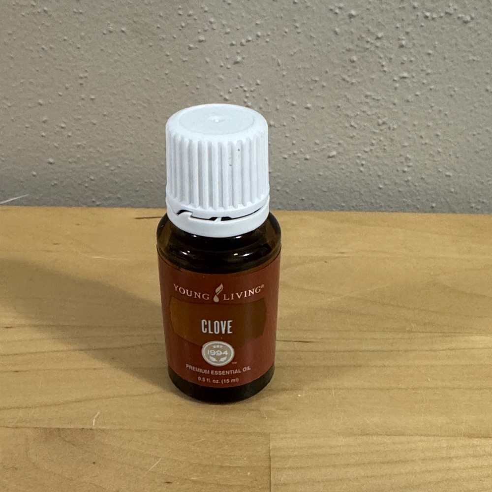 Young Living Clove Essential Oil - Rich Brown with White Cap